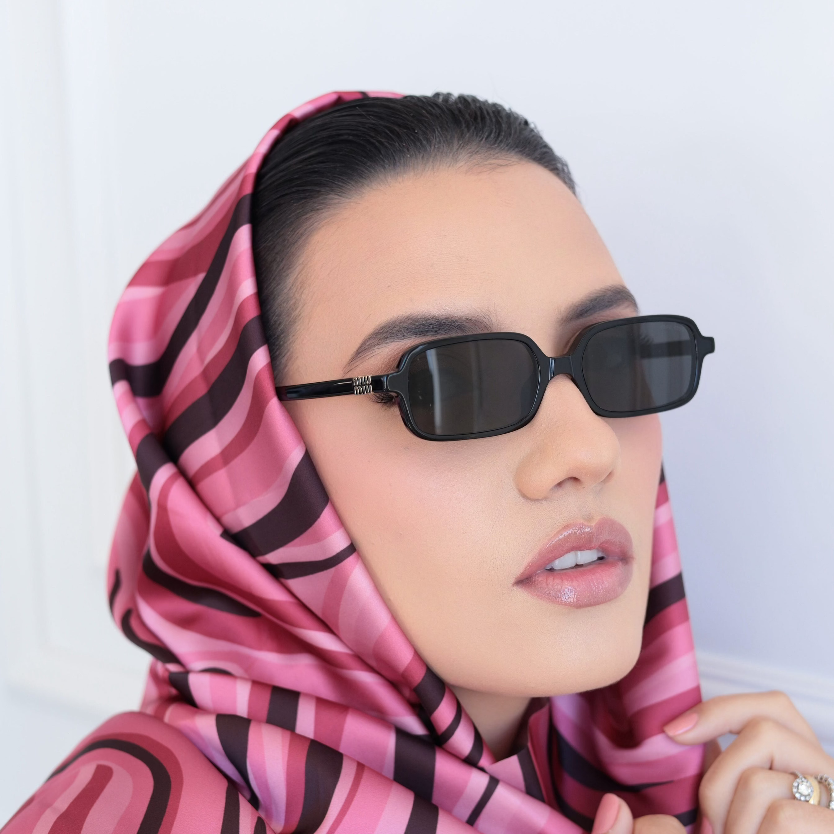 Óculos de Sol MIU MIU MU11Z 16K5S0 Acetato Preto com Lentes Cinza Escuro