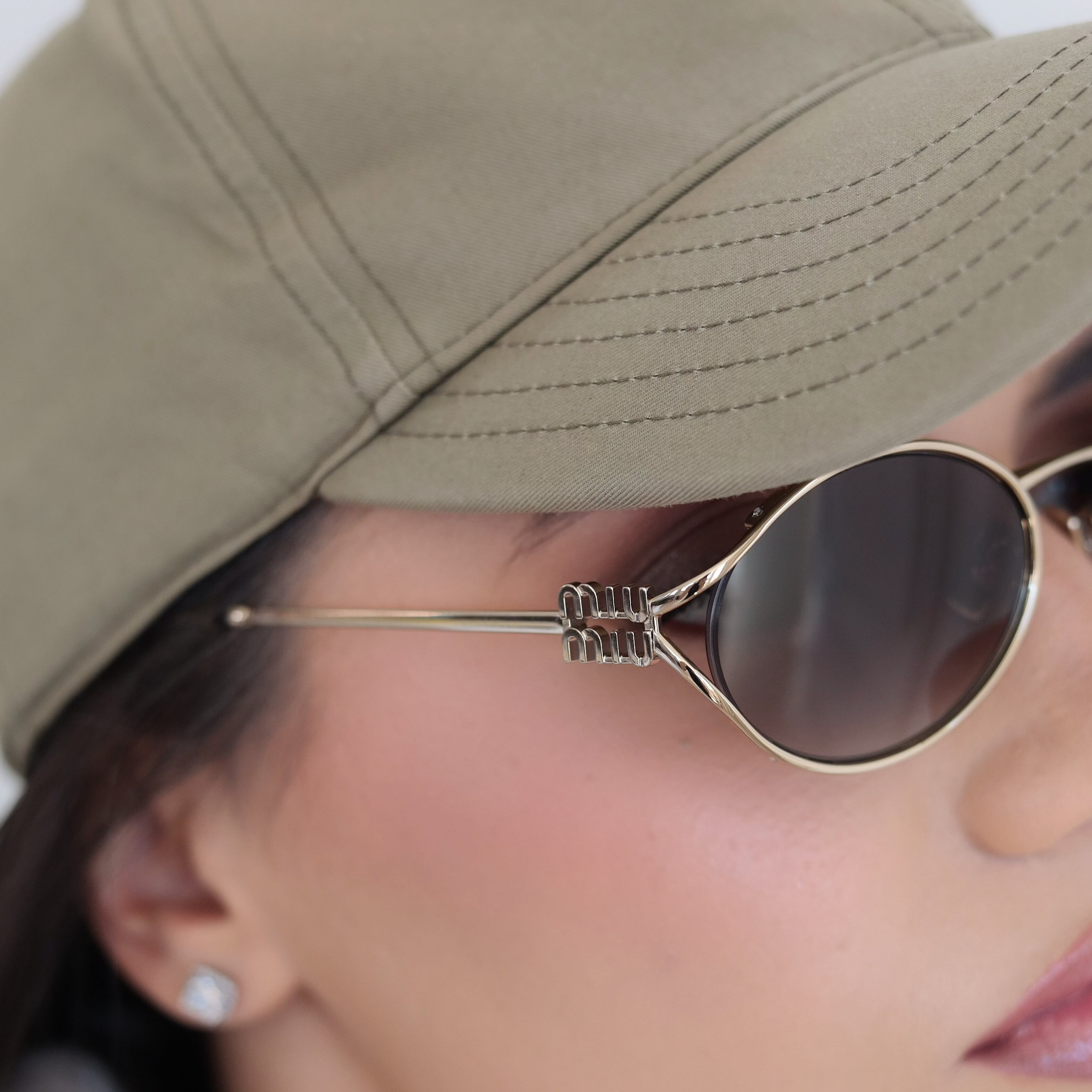 Óculos de Sol MIU MIU MU52Y ZVN5D1 Metal Dourado com Lentes Cinza Degrade