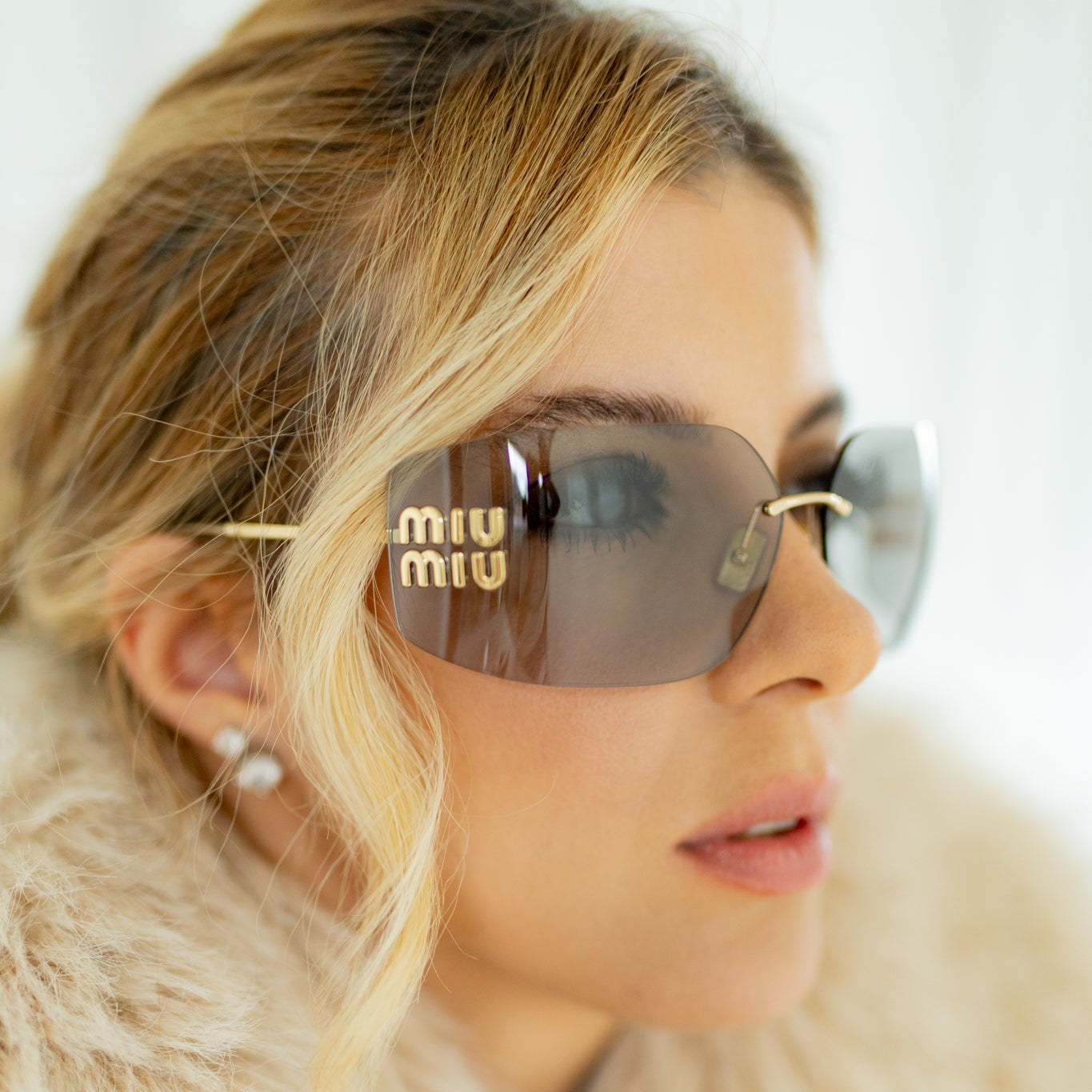 Oculos de Sol MIU MIU MU54Y 5AK30B Armacao Dourada com Lentes Cinza Claro