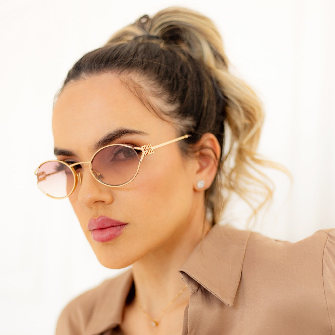 Óculos de Sol MIU MIU MU52Y 5AK06S Metal Dourado com lentes Rose Degrade