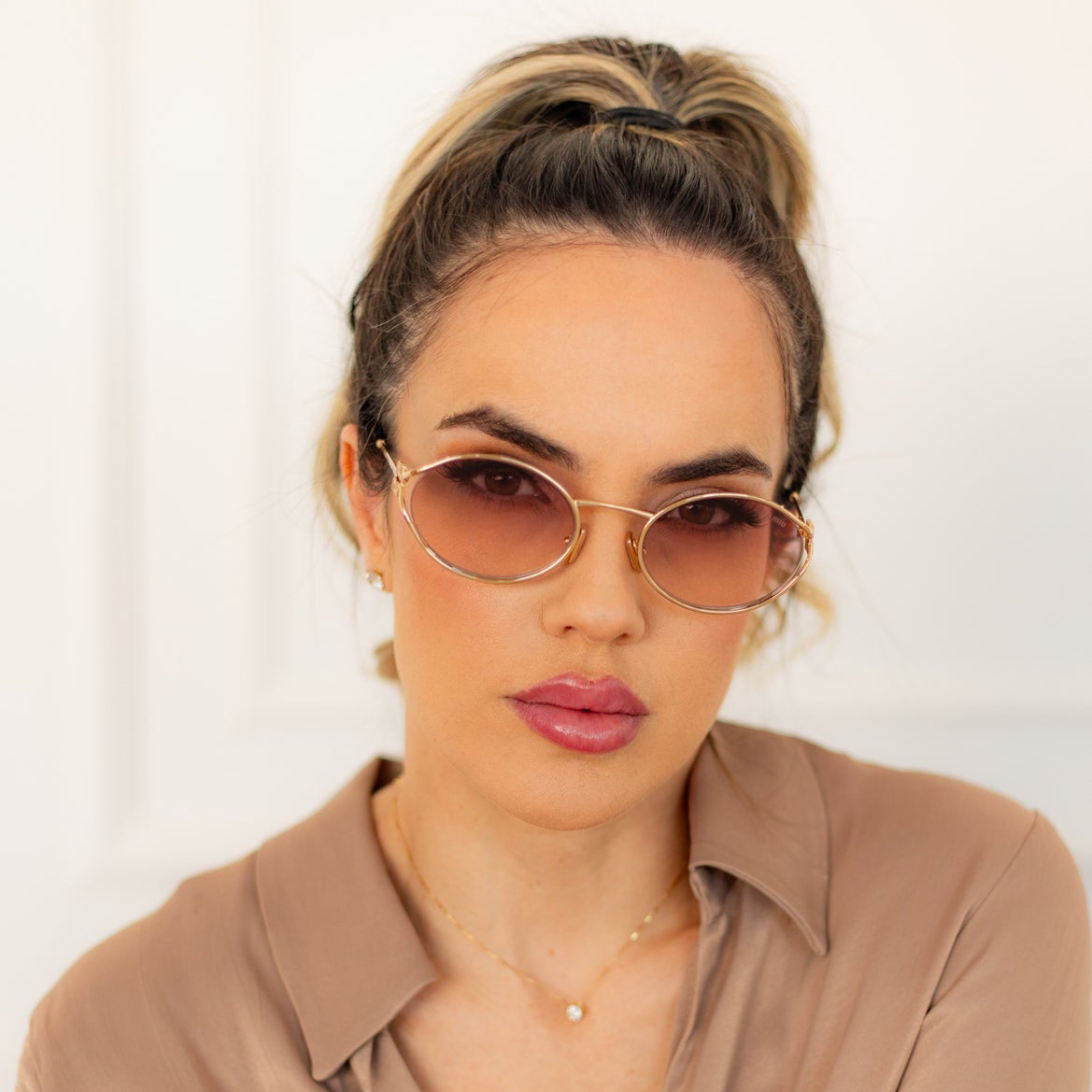 Óculos de Sol MIU MIU MU52Y 5AK06S Metal Dourado com lentes Rose Degrade