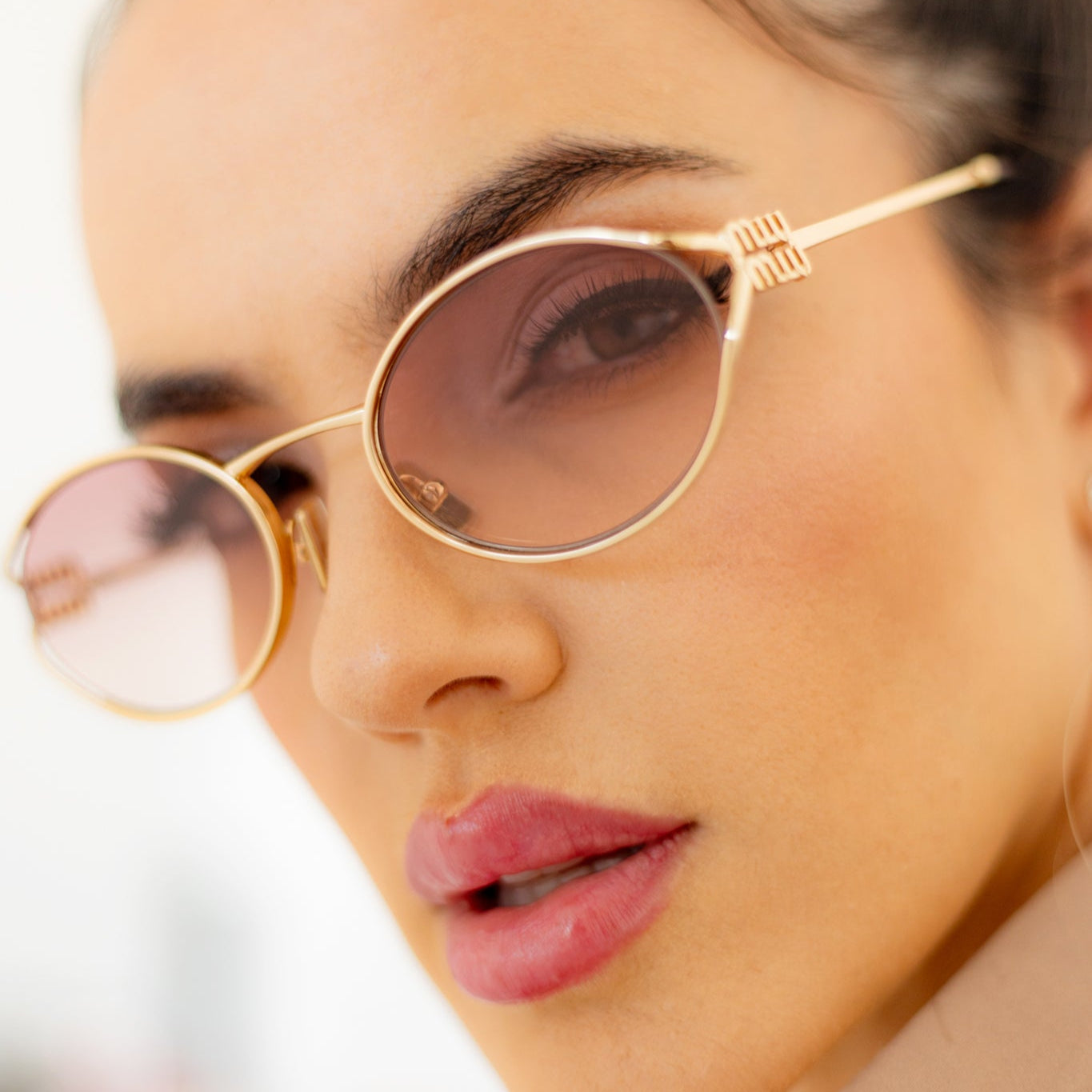 Óculos de Sol MIU MIU MU52Y 5AK06S Metal Dourado com lentes Rose Degrade