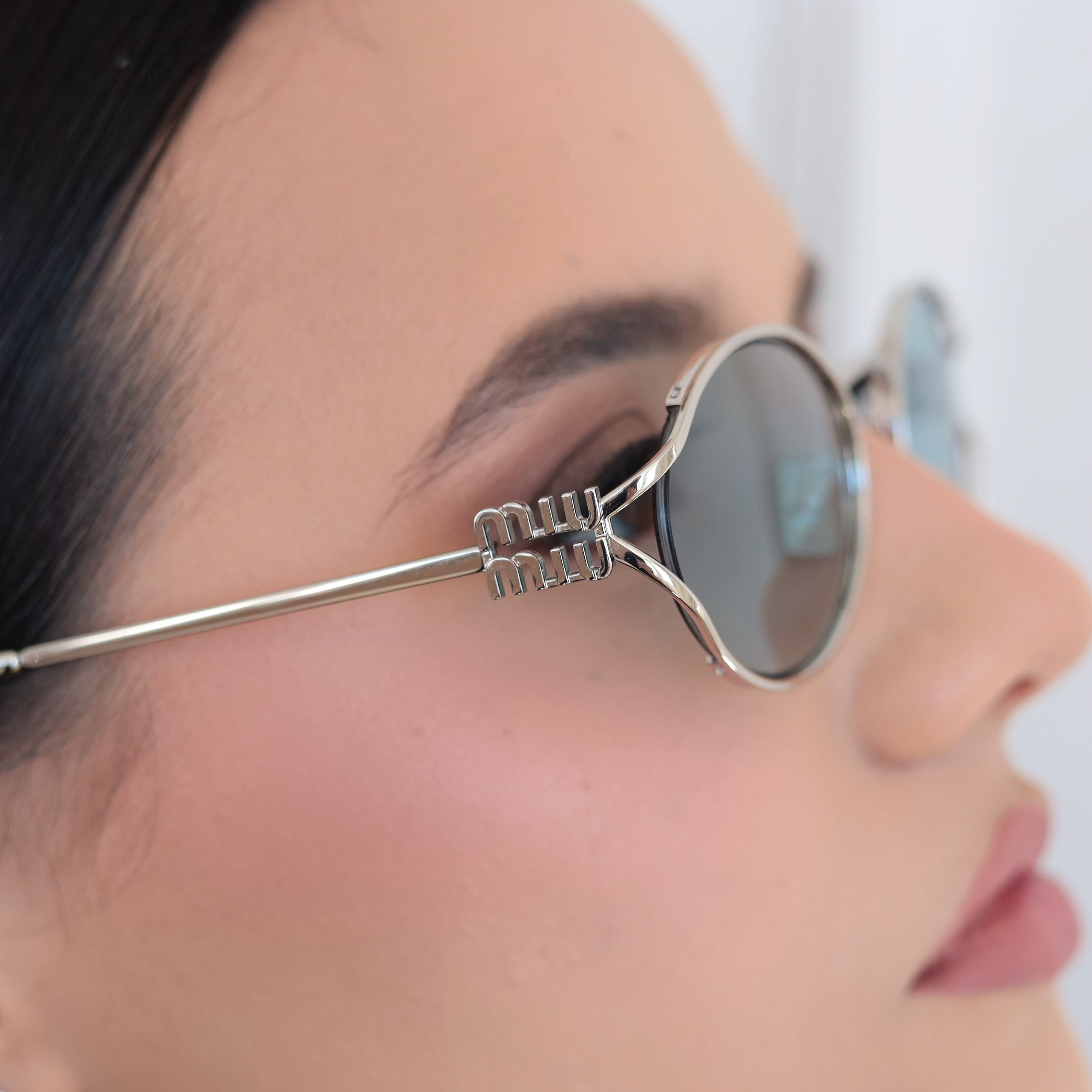 Oculos de Sol MIU MIU MU52Y 1BC20R Metal Prata com Lentes Azul Claro